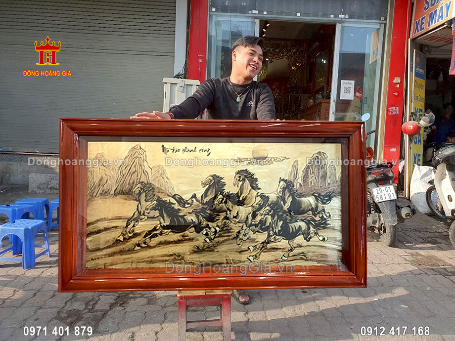 Treo tranh bát mã bằng đồng giúp mang lại may mắn tài lộc cho gia chủ